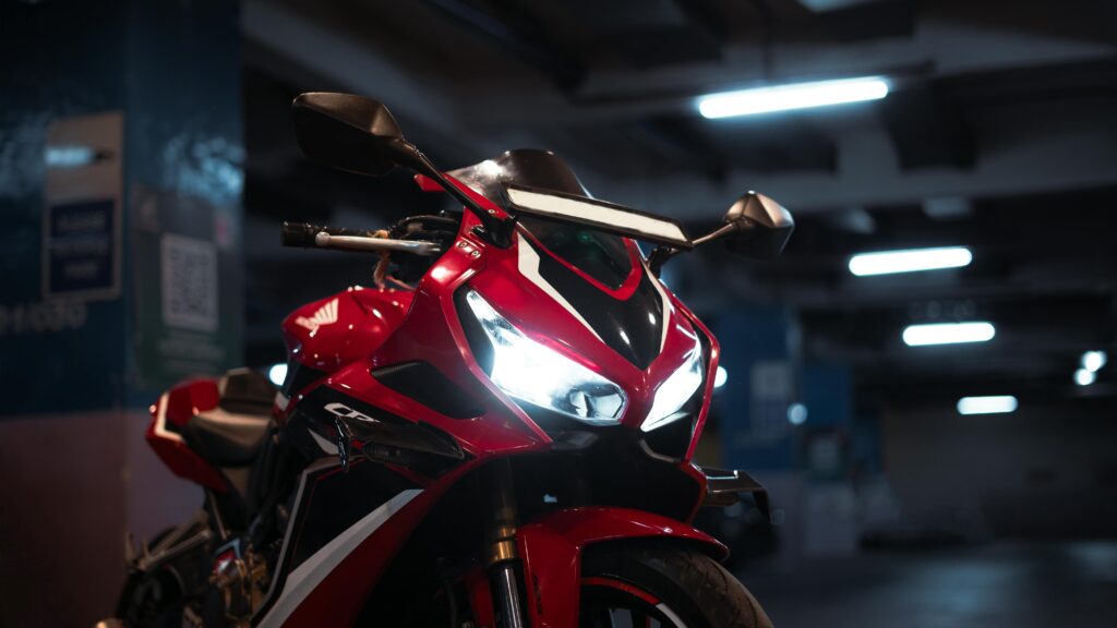 होंडा CBR 650R की एडवांस्ड LED हेडलाइट्स और डे-टाइम रनिंग लाइट्स