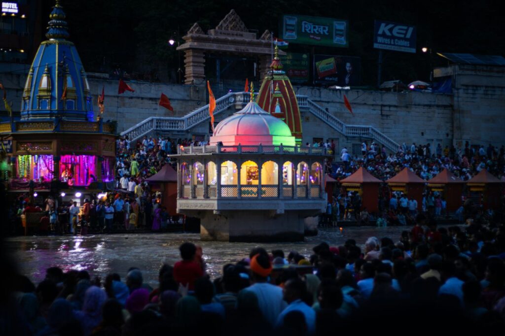 Ganga aarti Haridwar नदी पर तैरते दीप - प्रकाश और शांति का प्रतीक, आध्यात्मिक अनुभव