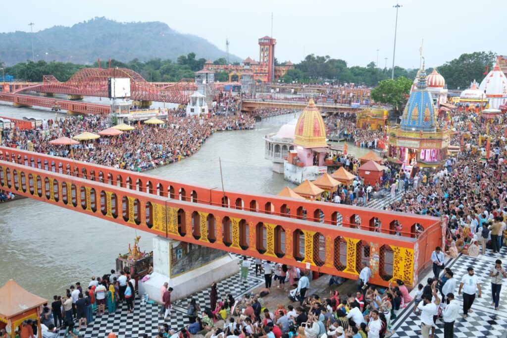 Ganga aarti Haridwar हर की पौड़ी का बर्ड्स आई व्यू - गंगा आरती के समय घाट पर जुटे सैकड़ों भक्त