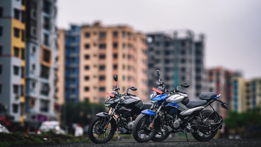 Hero Xtreme 125R in red color parked on city street