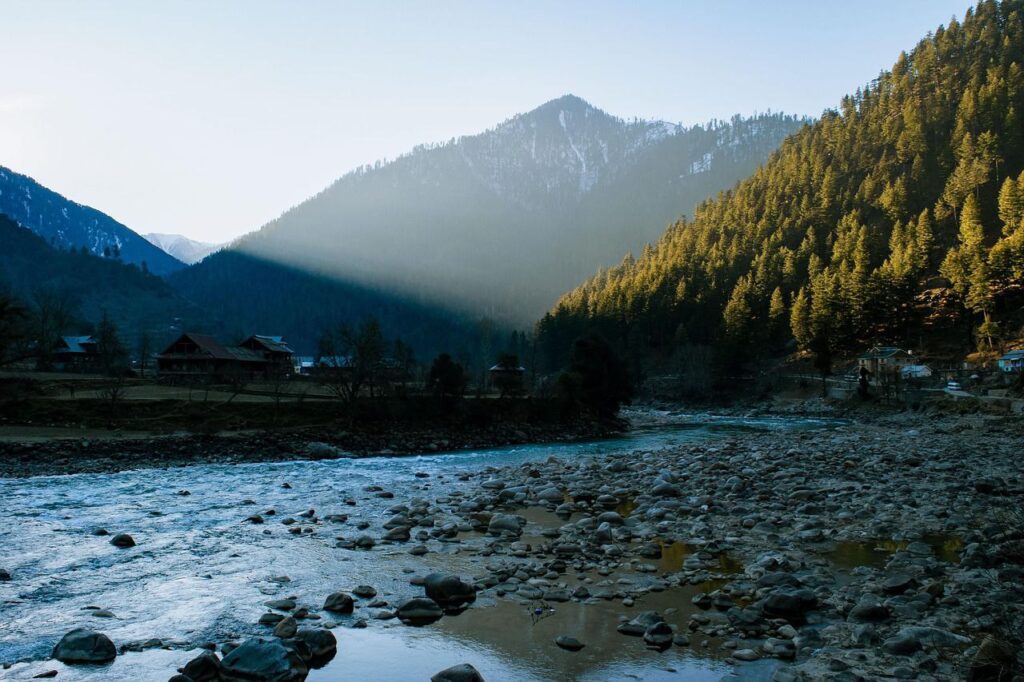 श्रीनगर गढ़वाल का एक दृश्य, जहां प्राकृतिक सुंदरता और सांस्कृतिक धरोहर का अद्भुत संगम देखने को मिलता है।