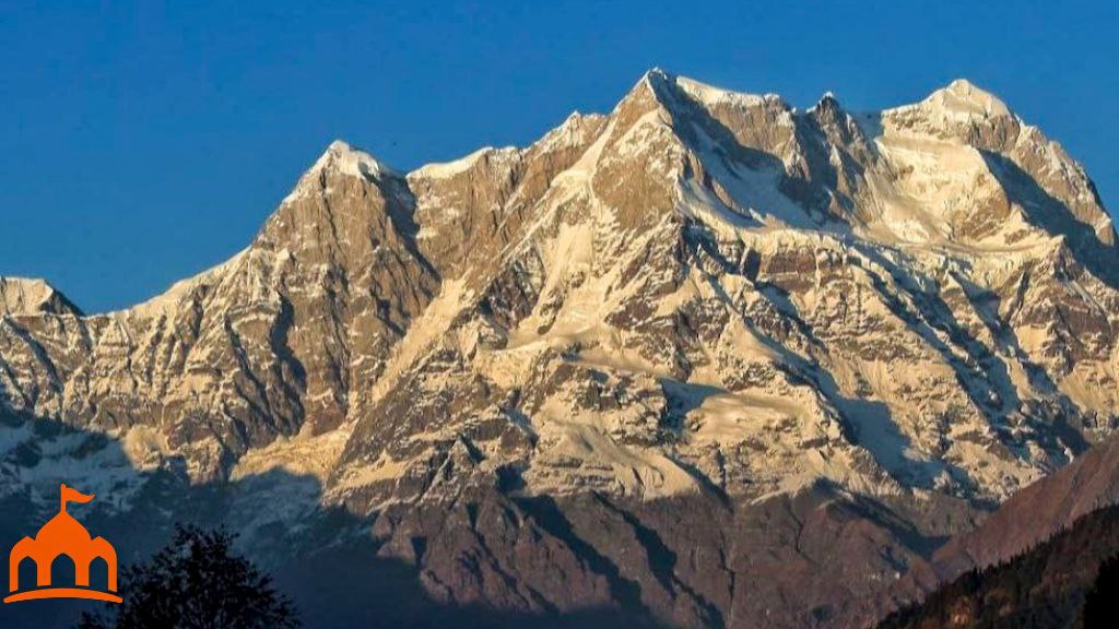 देवरिया ताल में चौखंभा पर्वत श्रृंखला का प्रतिबिंब