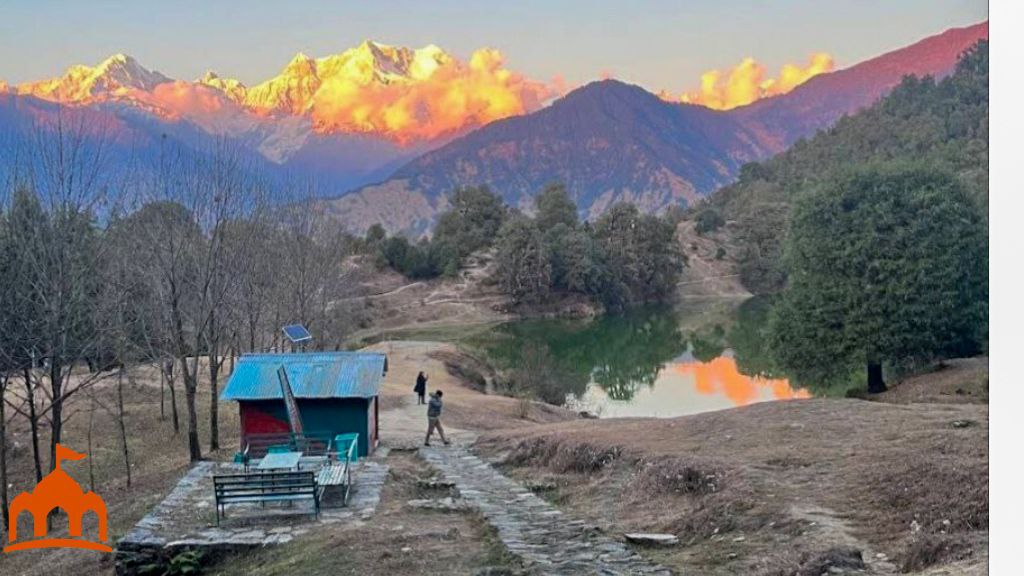 देवरिया ताल की ओर जाने वाला ट्रेकिंग रास्ता
