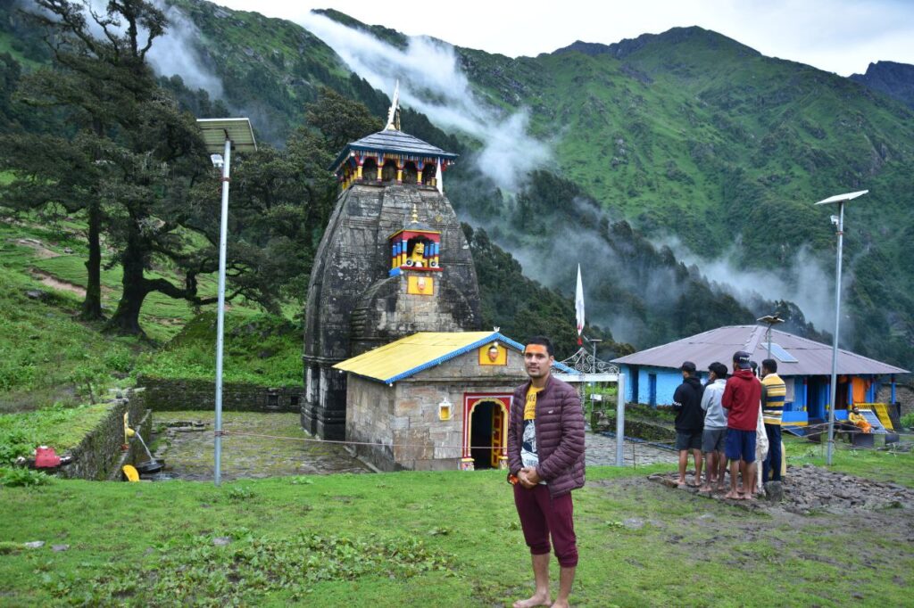 मध्यमहेश्वर मंदिर – पंच केदार श्रृंखला का पवित्र द्वितीय धाम, जो हिमालय की गोद में स्थित है।