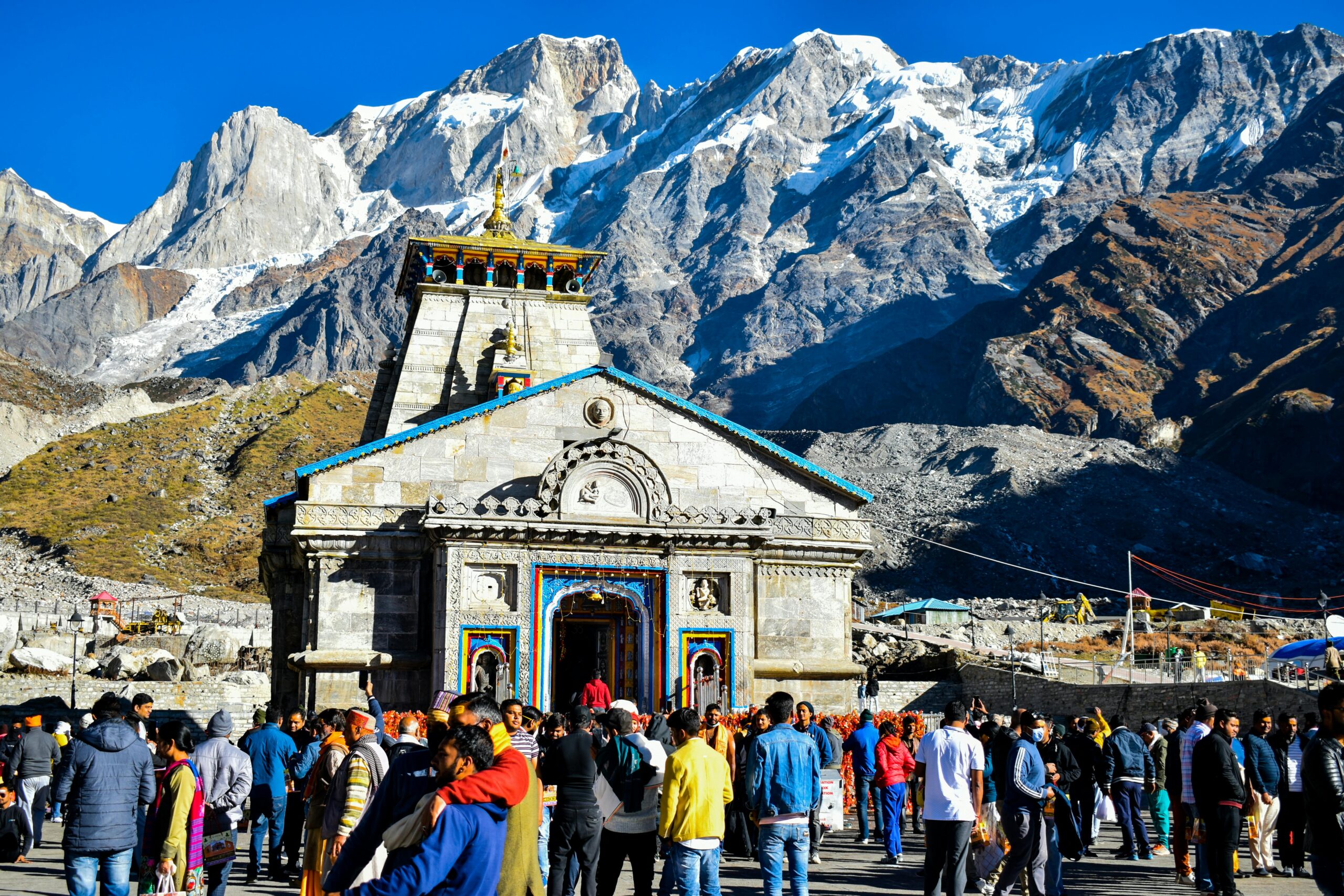 Kedarnath मंदिर - हिमालय की गोद में स्थित भगवान शिव का पवित्र धाम, बर्फ से ढके पहाड़ों के बीच प्राचीन शिवलिंग के दर्शन