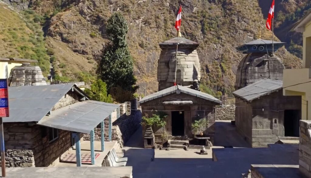 पांडुकेश्वर (योगध्यान बद्री) – राजा पांडु द्वारा स्थापित बद्री श्रृंखला का ऐतिहासिक तीर्थ।