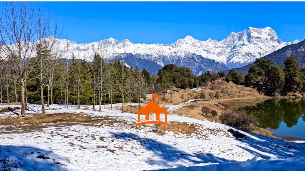 देवरिया ताल के पास स्थित देवदार के पेड़