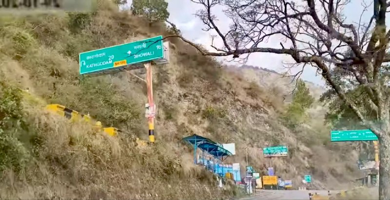 Kenchi Dham मंदिर जाने से पहले का तिरहा