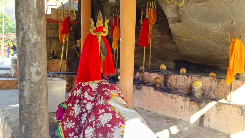 Kalpeshwar Temple entry gate and andar ka drisya